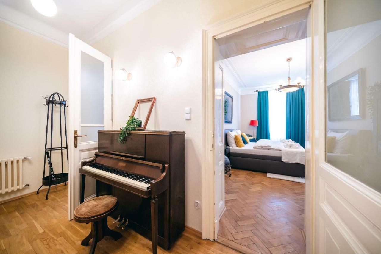 Luxurious Kafka Family In Old Town Apartment Prag