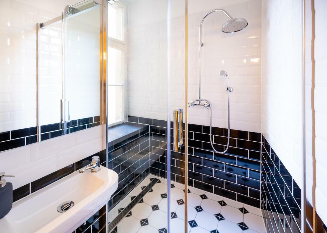 Luxurious Kafka Family In Old Town Apartment Prag