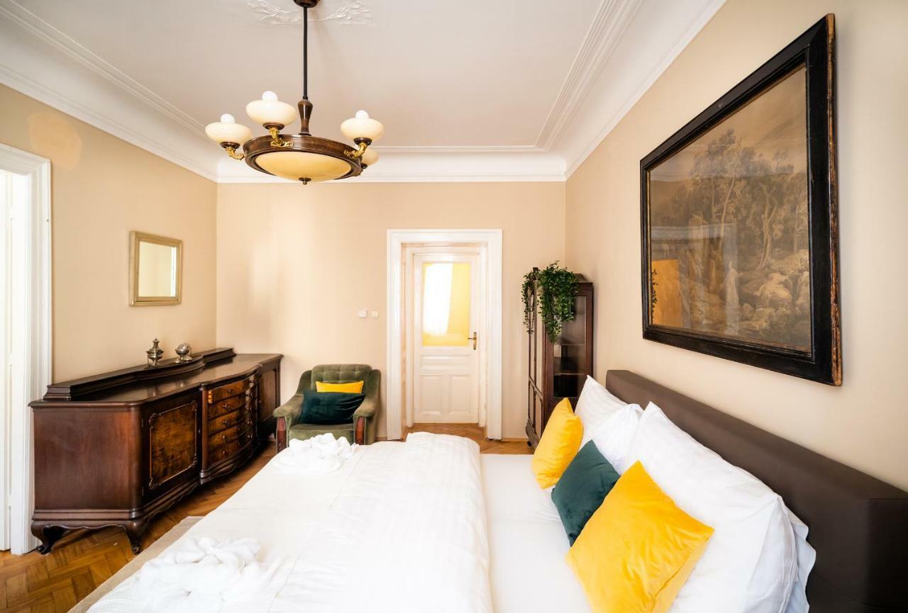 Luxurious Kafka Family In Old Town Apartment Prag