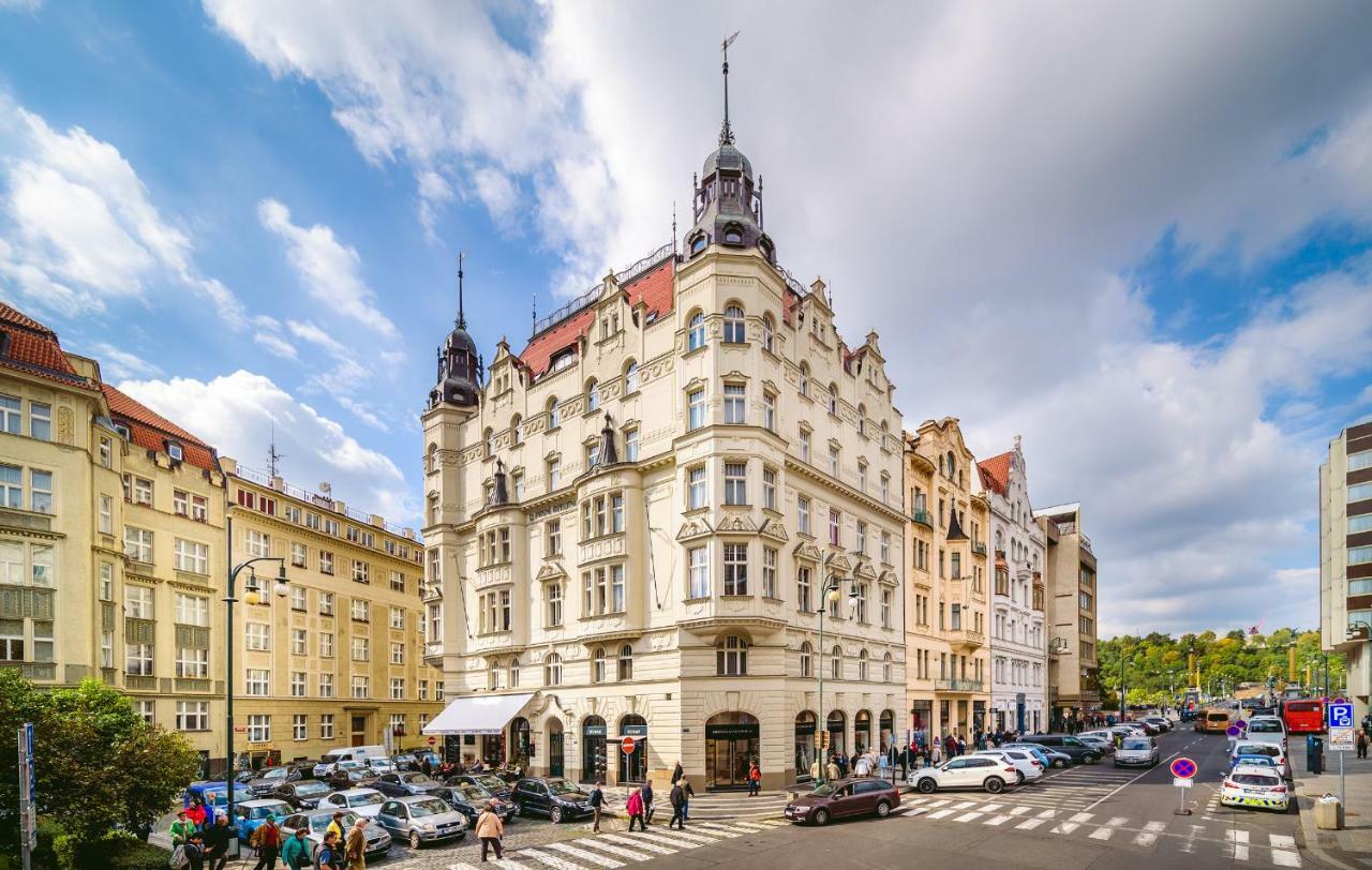 Luxurious Kafka Family In Old Town Apartment *