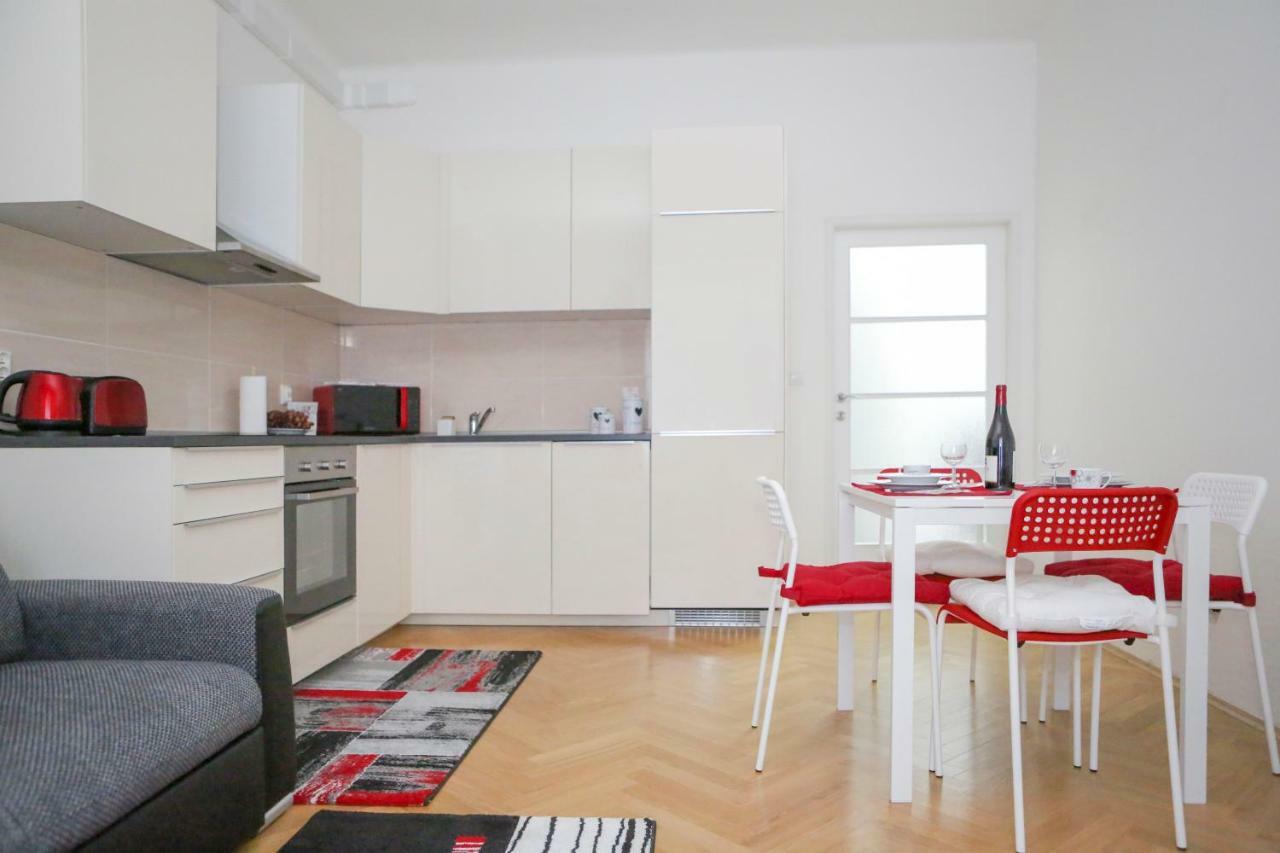 Apartment Stylish A Few Steps From Metro