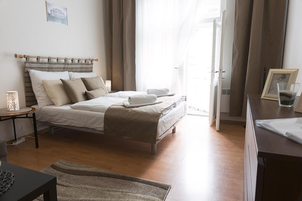 Lucky Angel In Apartment Prag