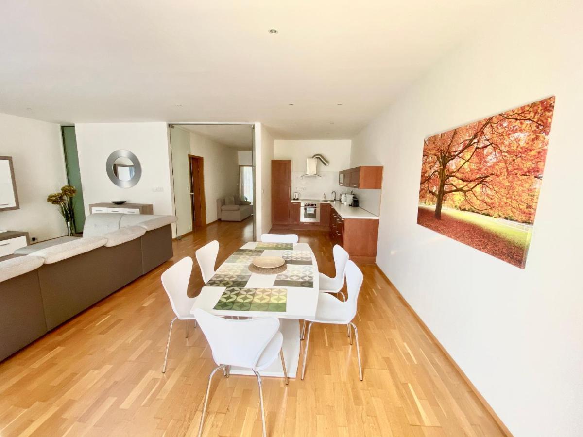 Apartmán Korunni Dvur 130m2, 2 Free Parkings Praha