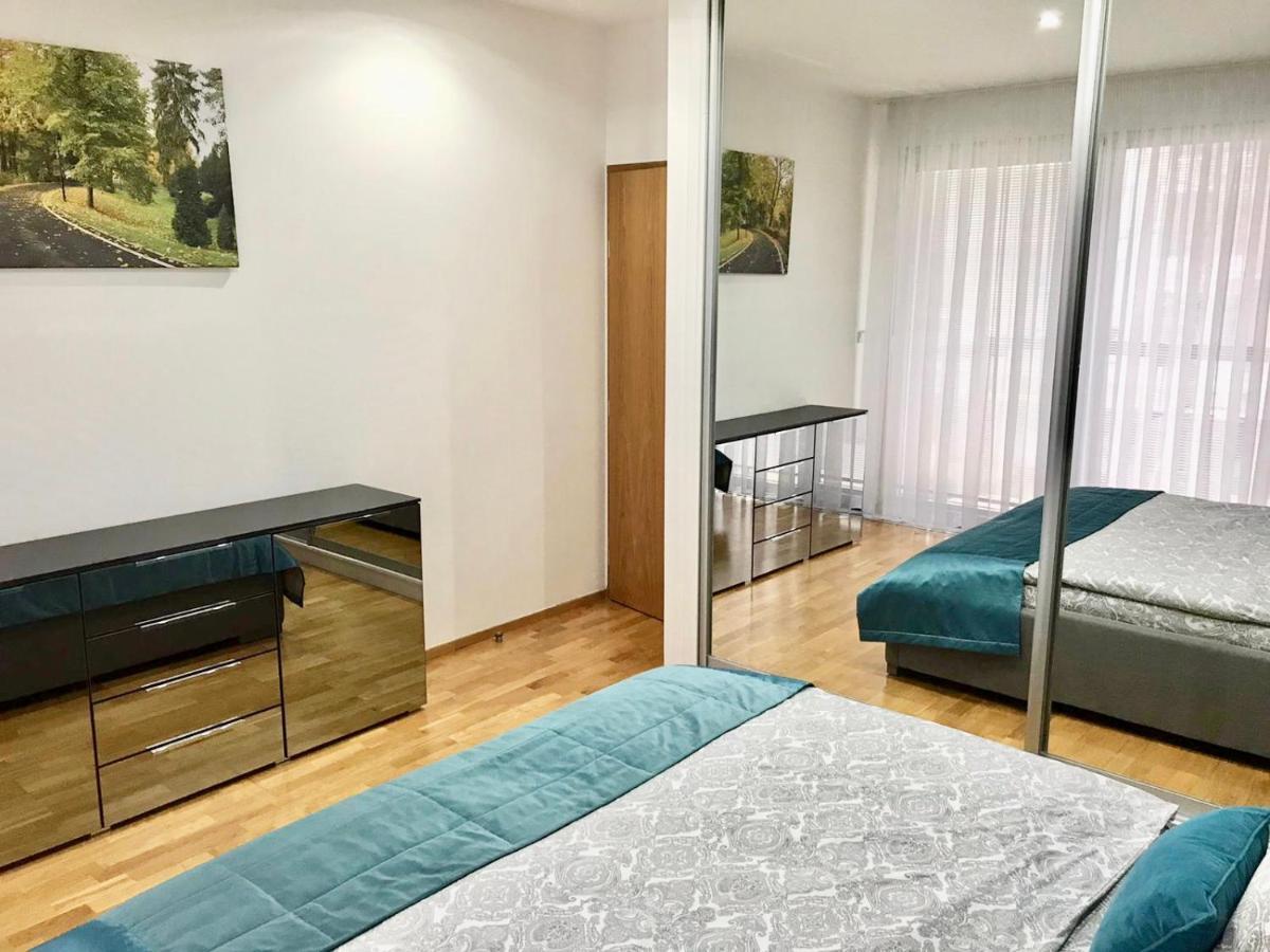 Korunni Dvur 130m2, 2 Free Parkings Praha