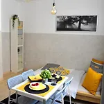 Romantic Bijou Apartment Near Old Town!
