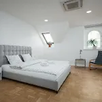 Dot 3 Bdr Apartment With Tyn Cathedral View & Ac