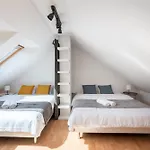 2-Level Apartment With Large Balcony