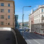Place Of Grace - 50 Meters From Dancing House