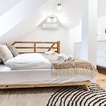Beautifully Renovated Apartments At Lesser Town