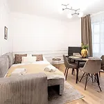 Beautifully Renovated Apartments At Lesser Town