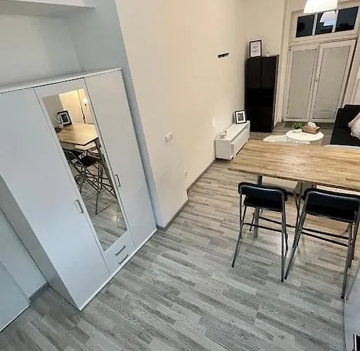 Apartment With Terrace In Center
