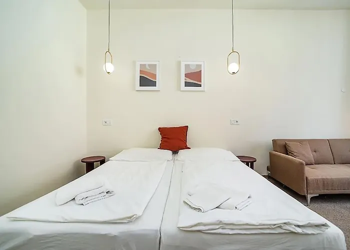 Modern, Bright Studio In A Great Location