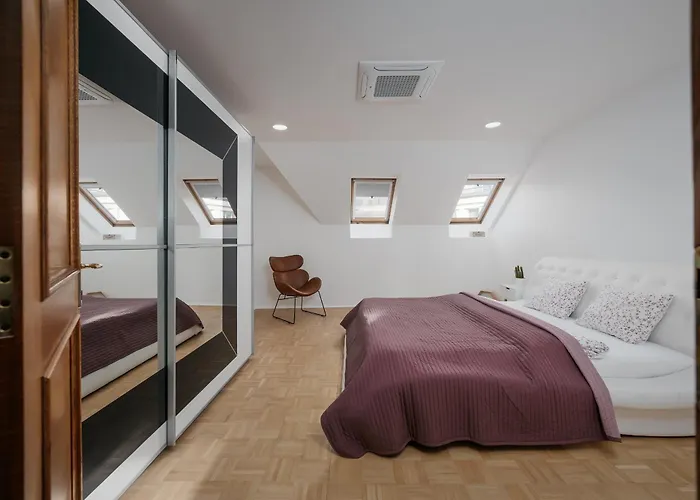 Dot 3 Bdr Apartment With Tyn Cathedral View & Ac