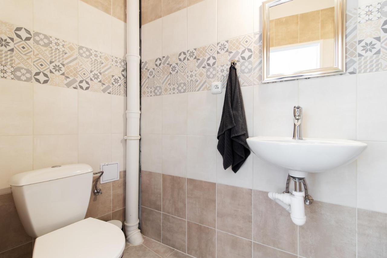 Aparts By The Bridge Apartment Prague
