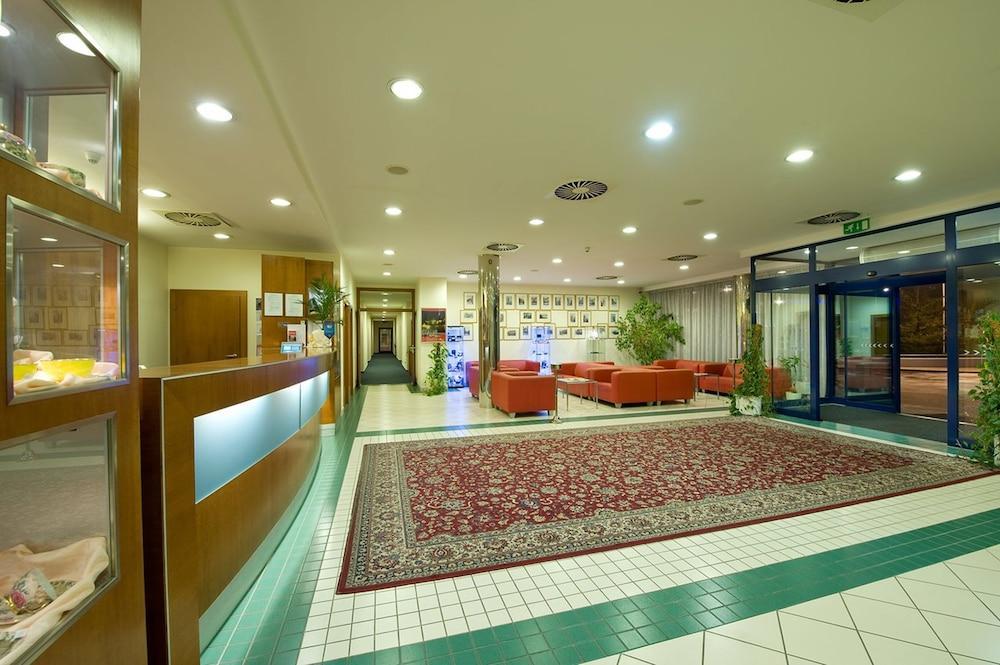 Ramada Airport Hotel 4*