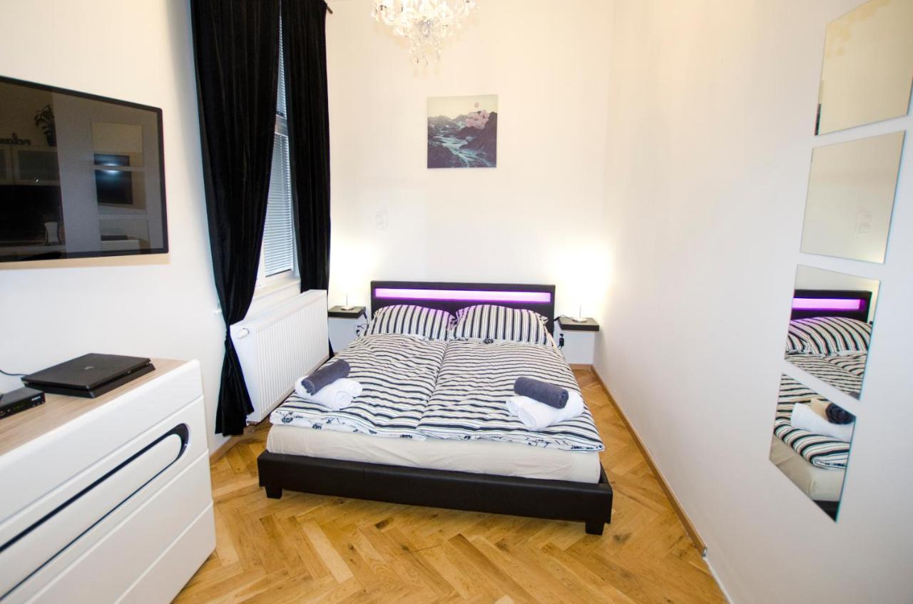 Globe Adults Only Prag