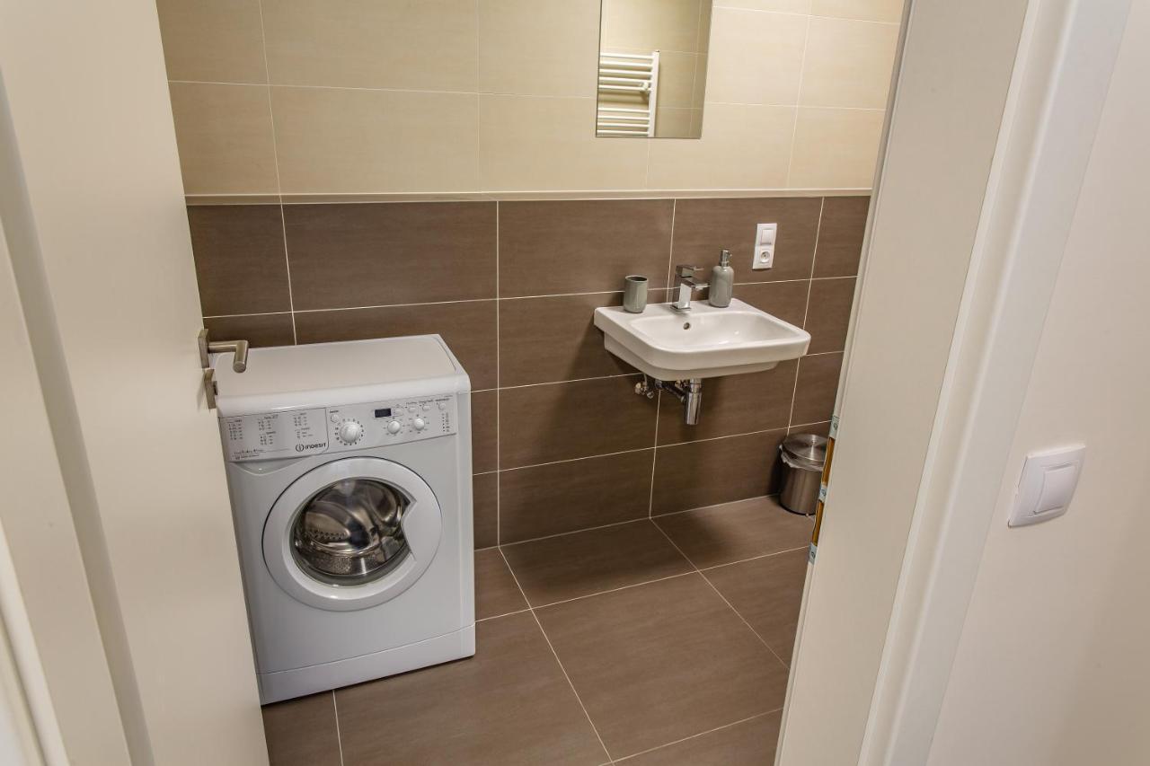 Spacious Terrace With Free Private Parking Apartment Prag