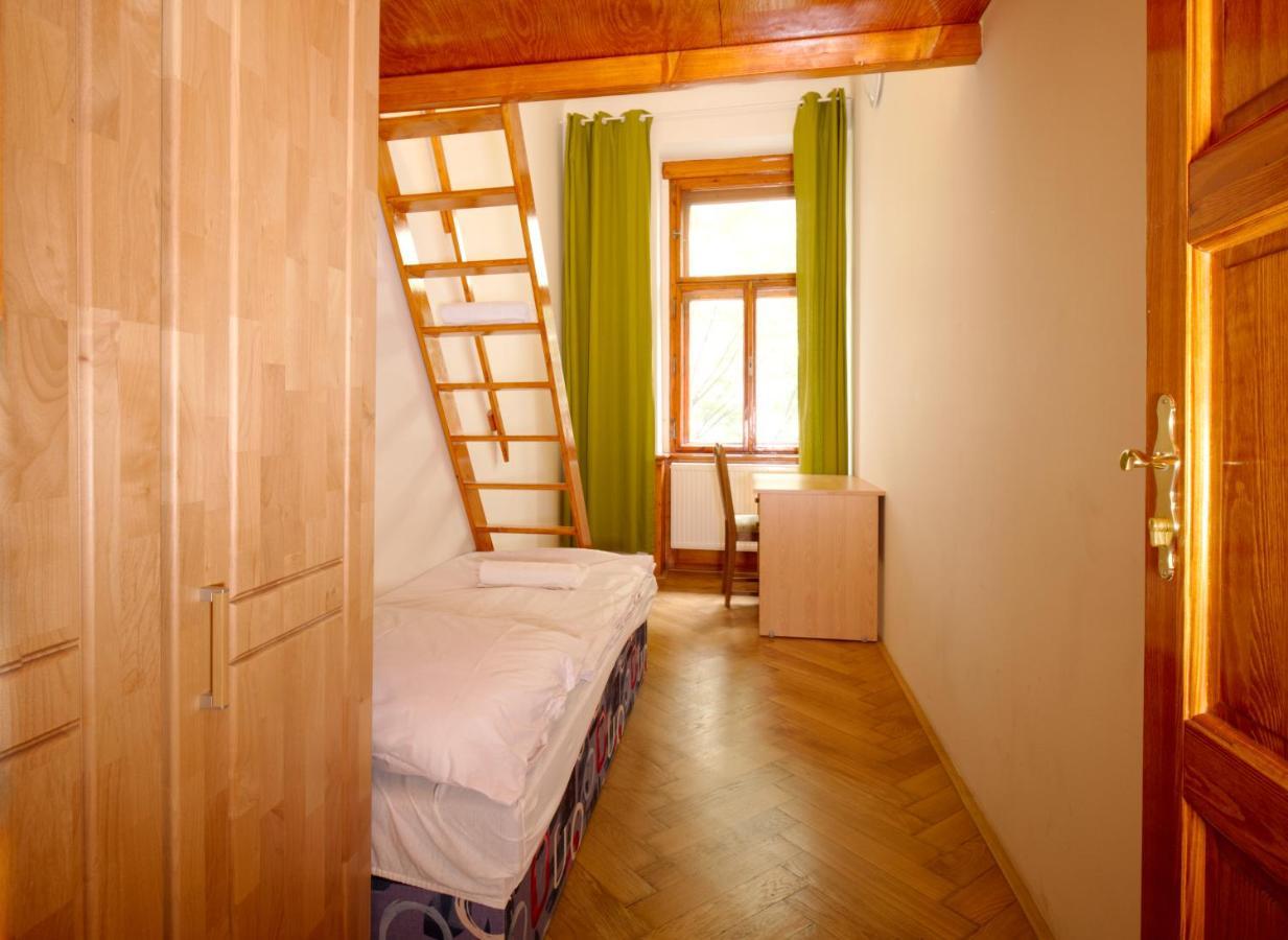 Capsule Hostel *