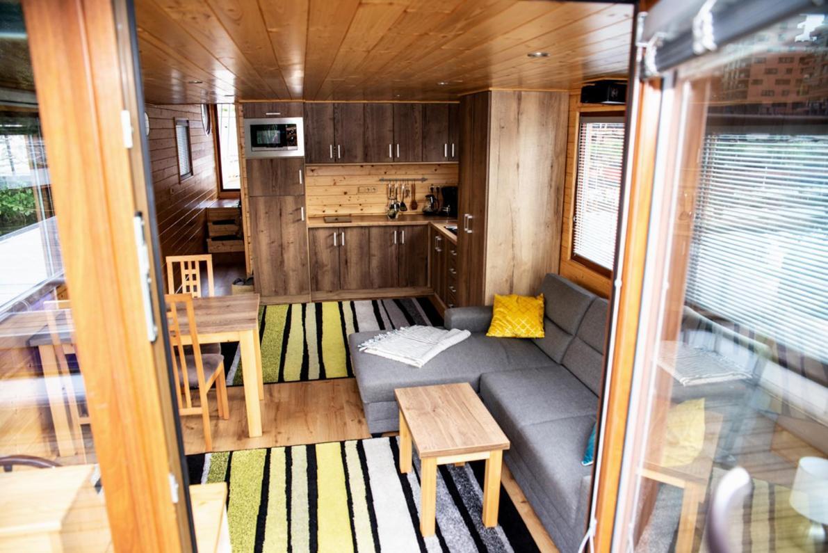 Houseboat Bonanza Botel