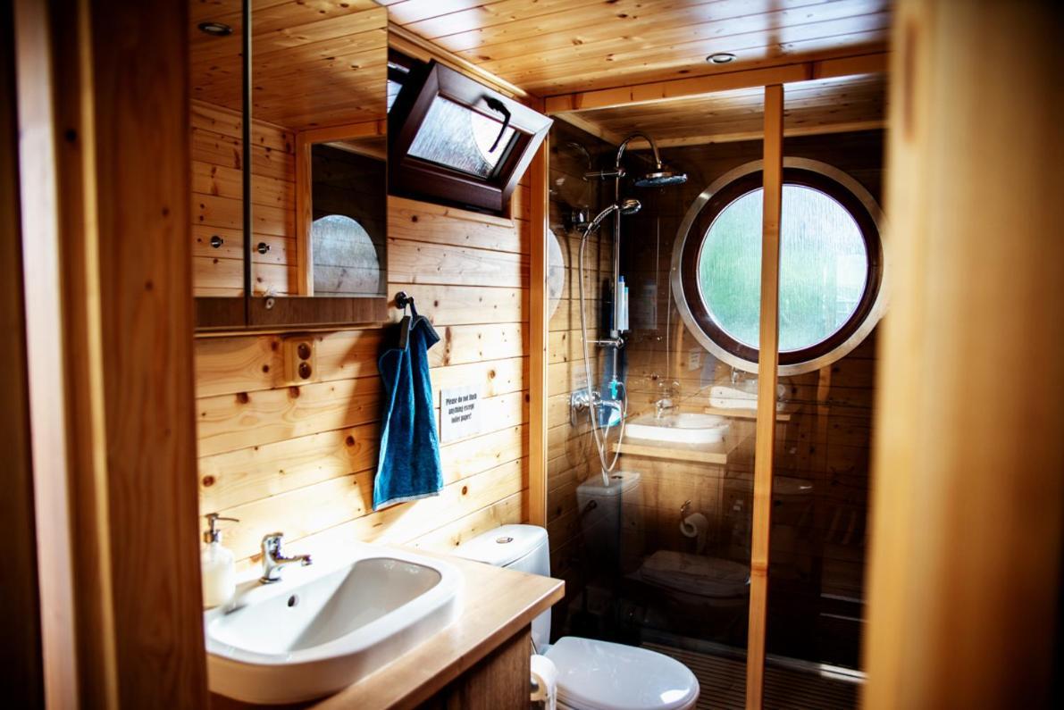 Botel Houseboat Bonanza