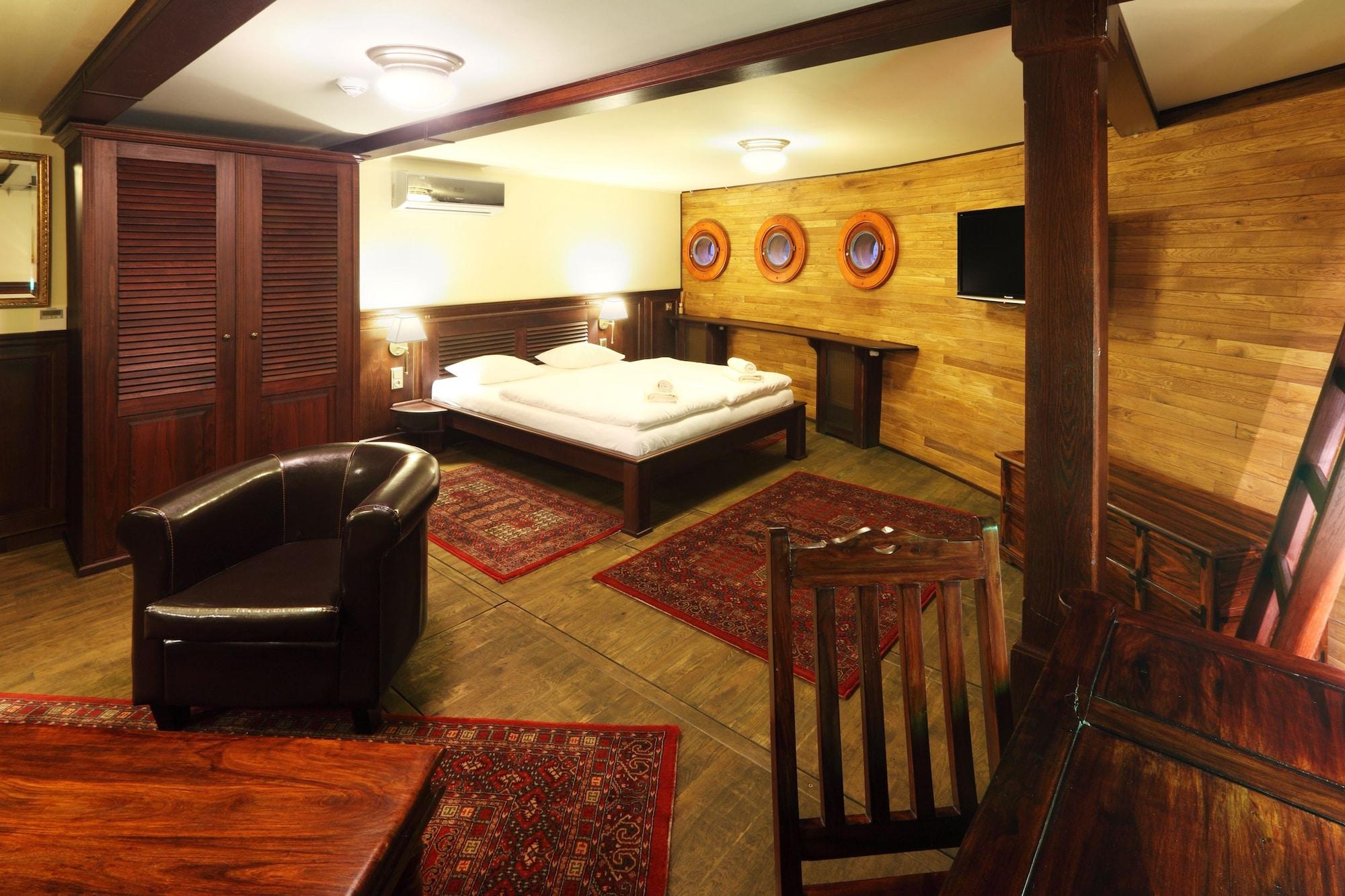 Boat Matylda Botel 4*