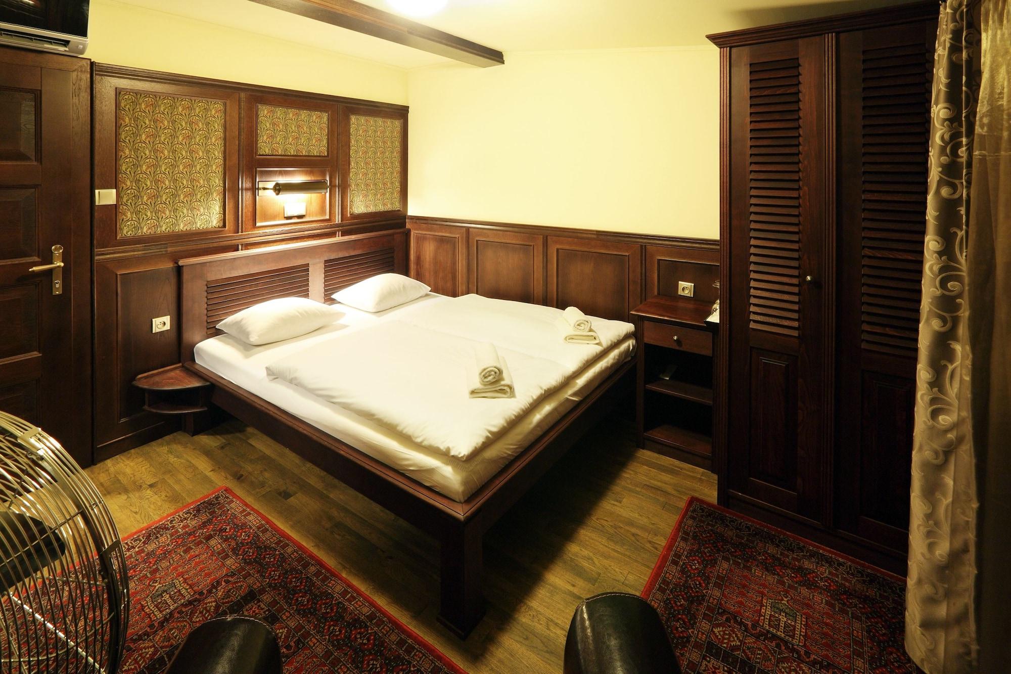 Boat Matylda Botel 4*