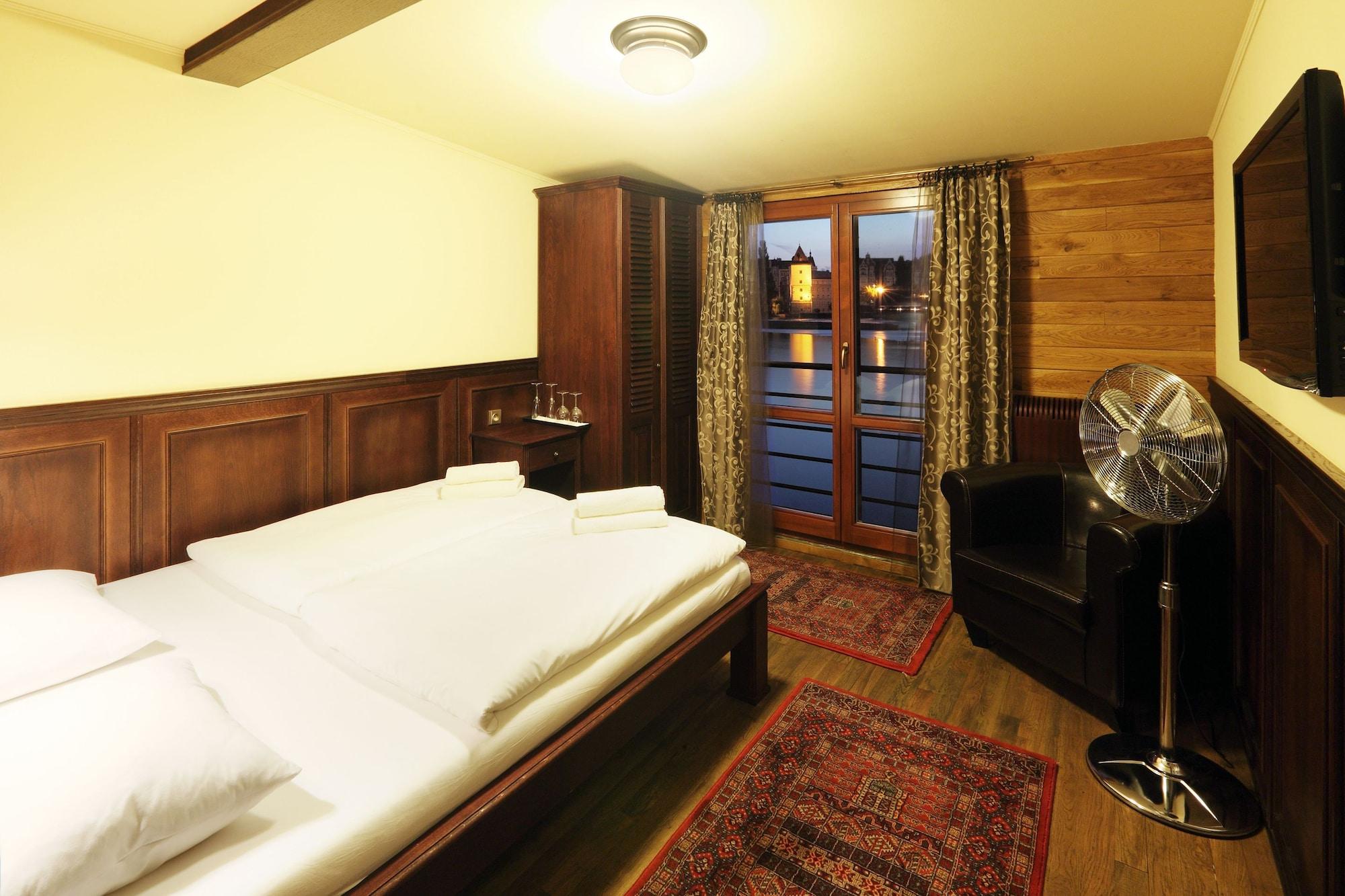 Boat Matylda Botel 4*