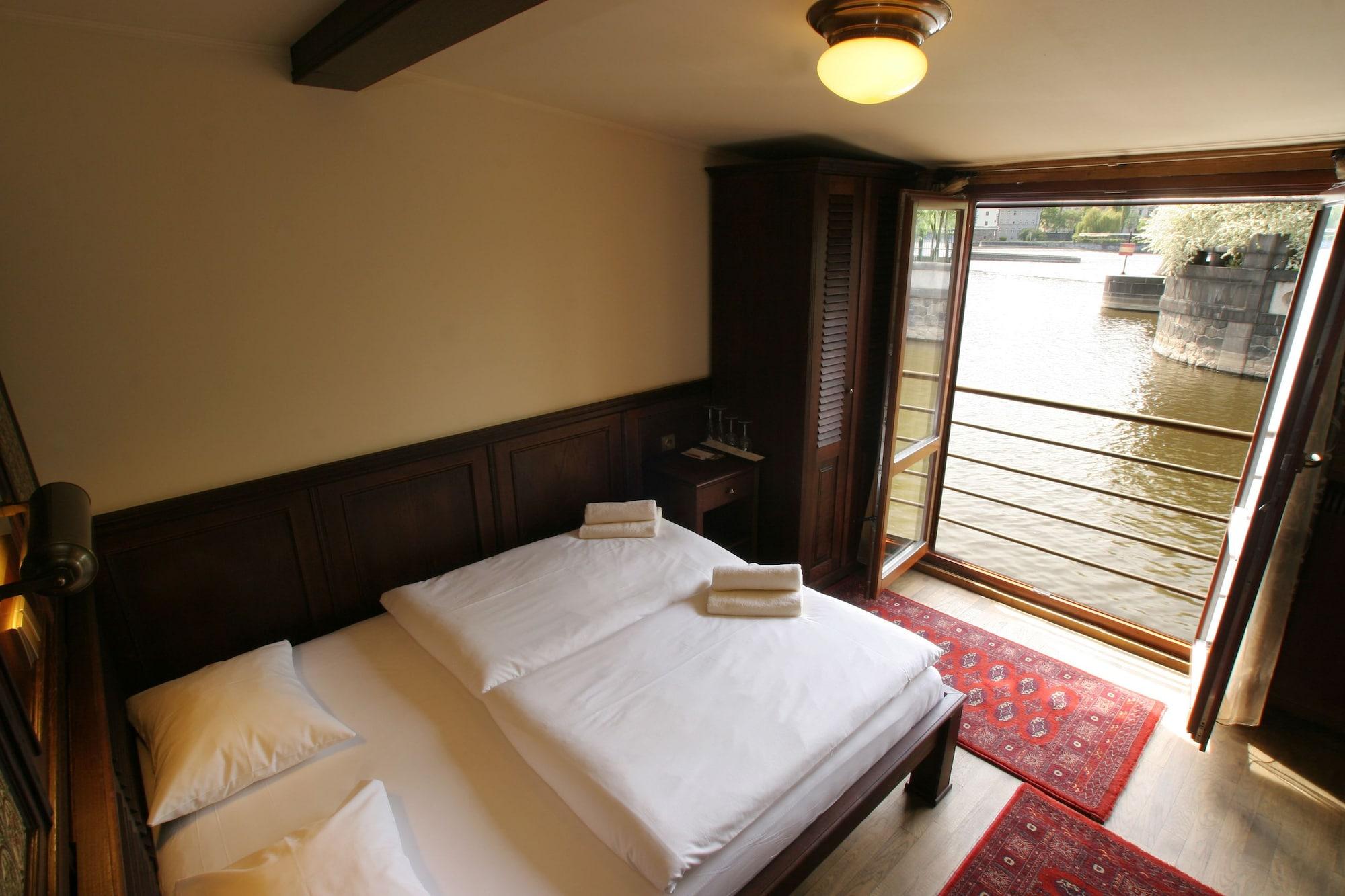 Boat Matylda Botel 4*