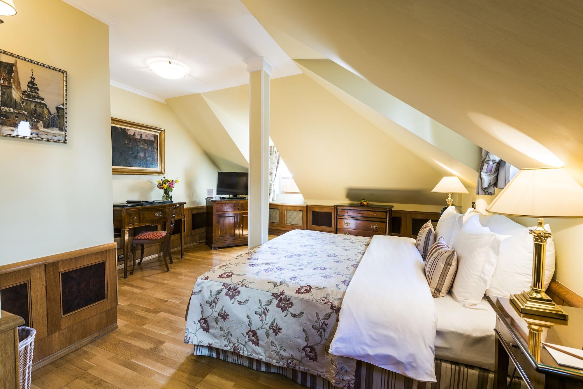 Hotel Golden Well