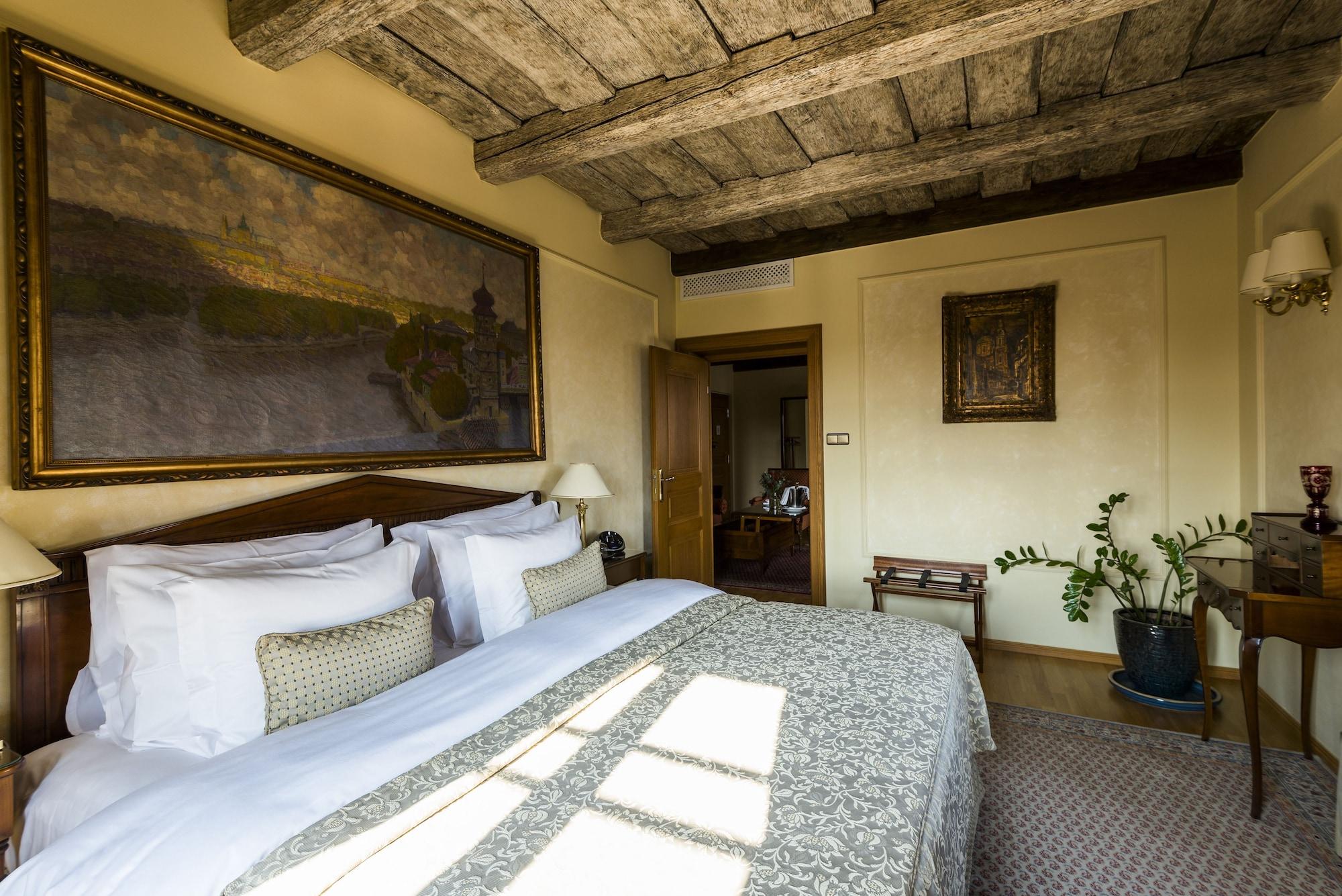 Golden Well Hotel
