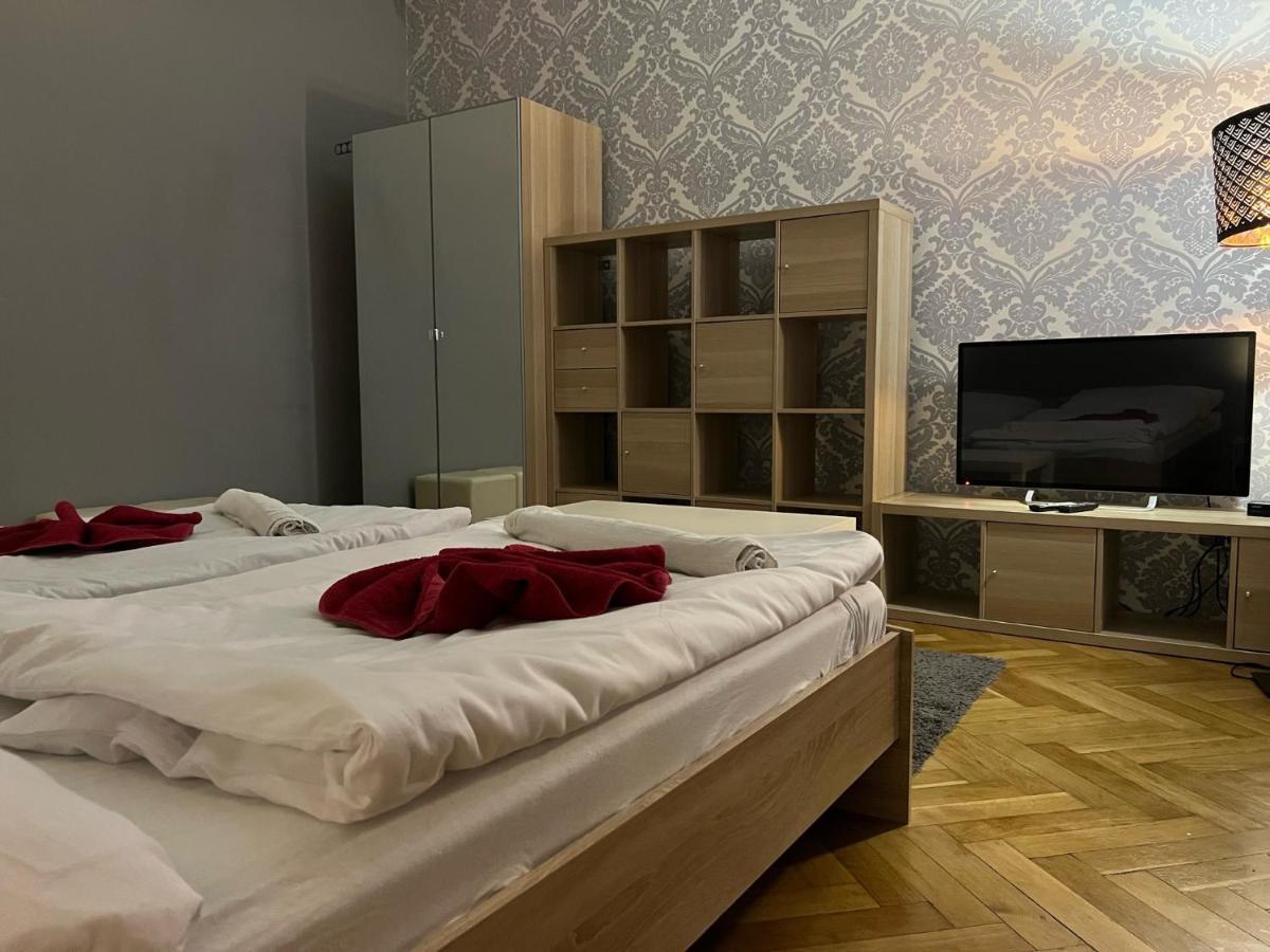 Globe Adults Only Prag