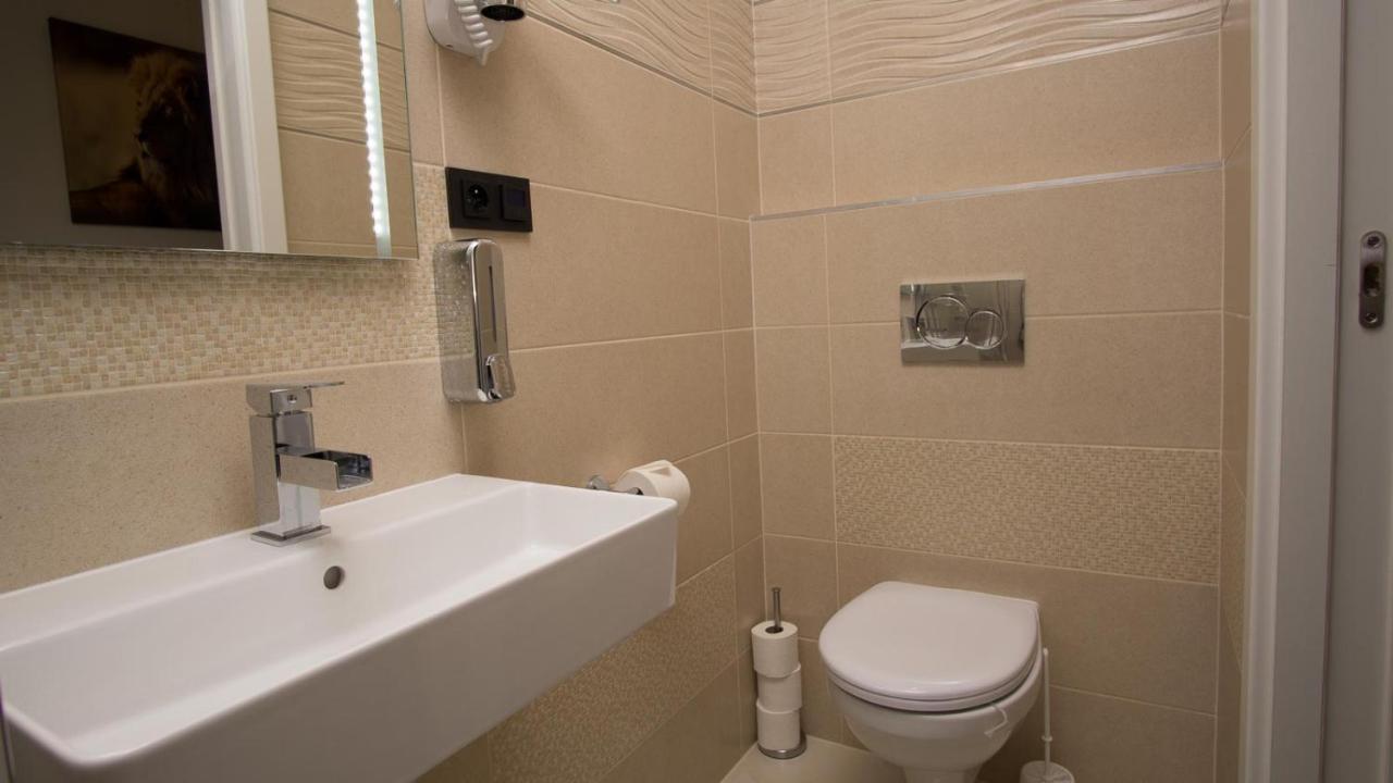 Continents Nearby Main Train And Bus Station Apartment *