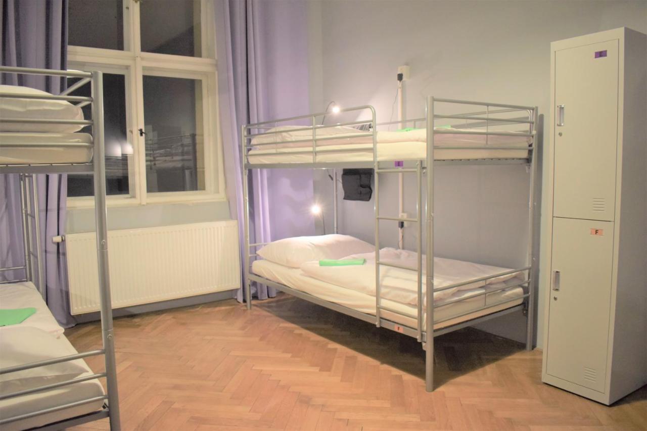 Globe Adults Only * Prag