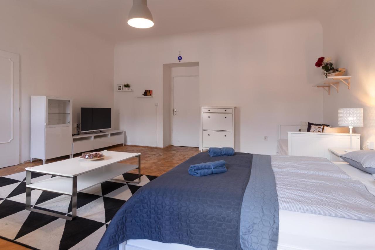 Apartment Aparts By The Bridge Prague