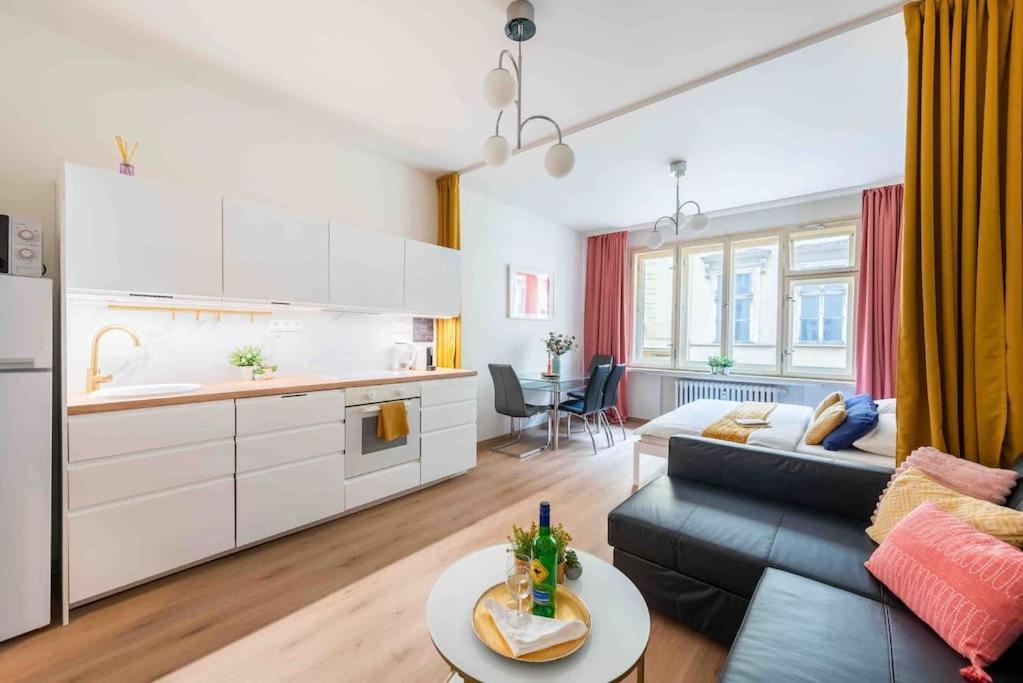 Lejlighed Golden Sunny Apartment, Centre, For 3 People