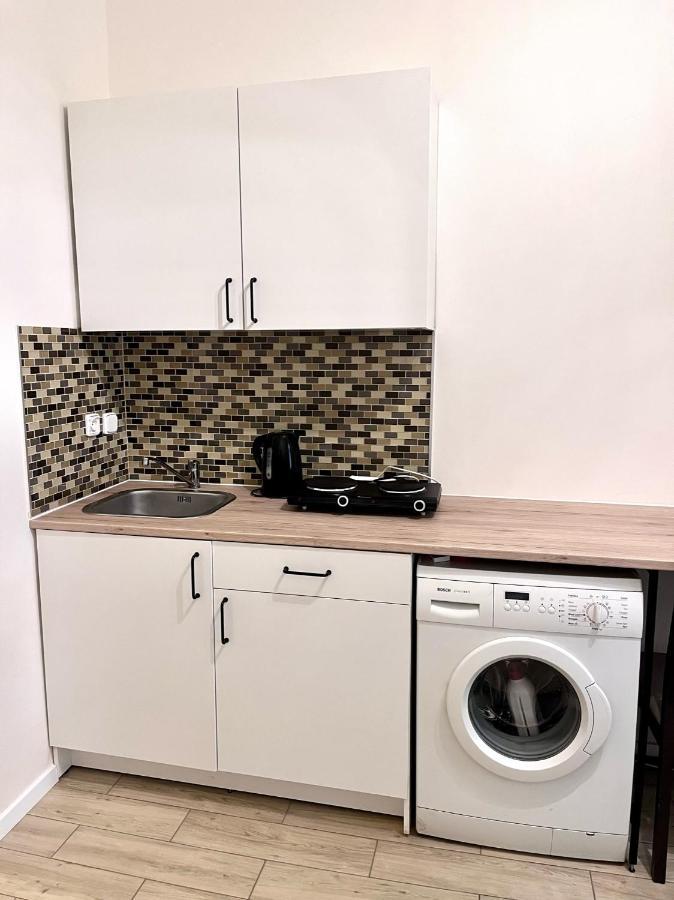 Quiet Close To Center Apartment *