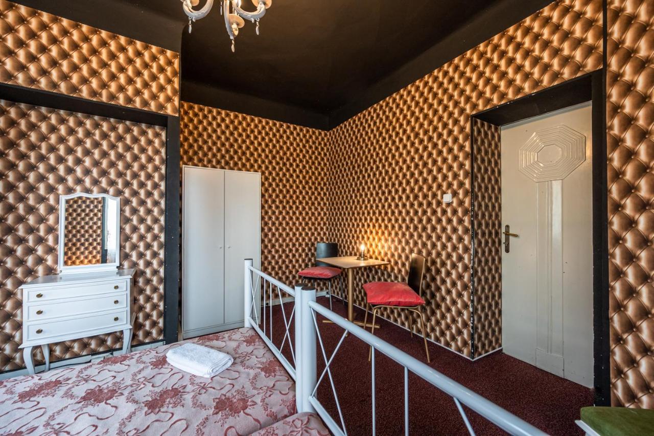 Imperia Hostel *