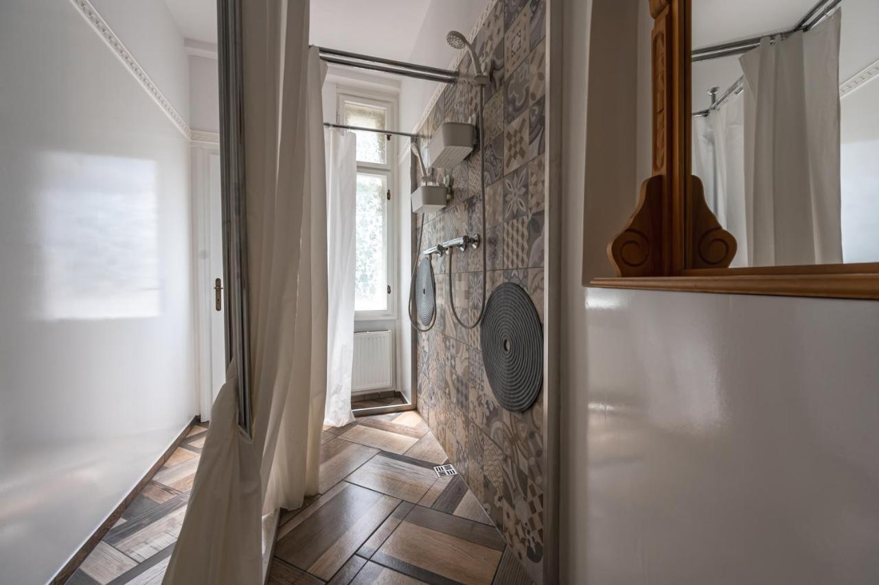 Imperia Hostel *