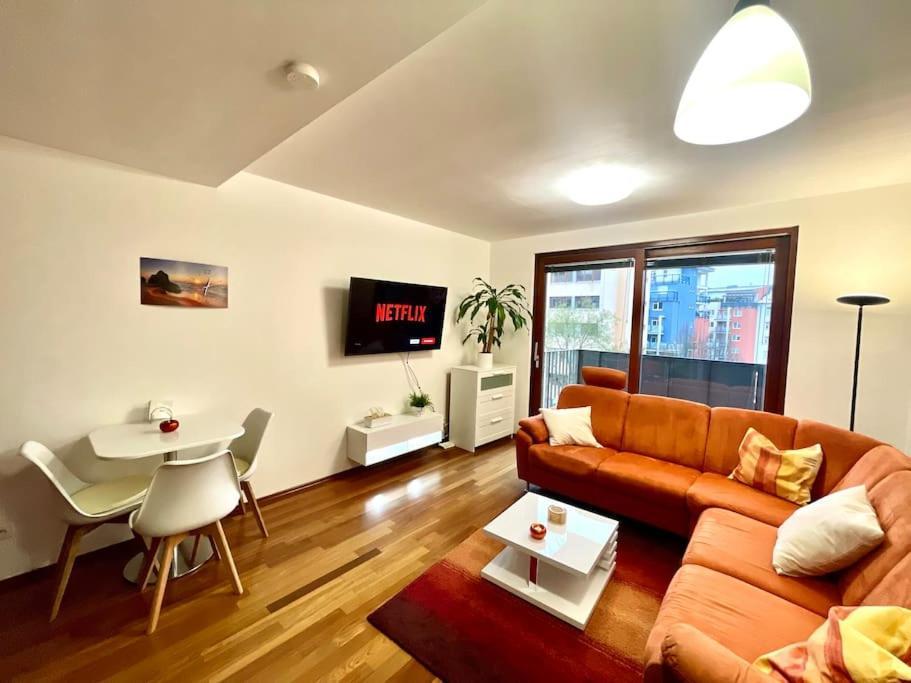 Entire Apartment, Near Clarion, O2 Arena, Metro 3 Min, Easter Market In Center 15 Min *