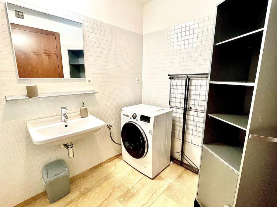 Lejlighed Entire Apartment, Near Clarion, O2 Arena, Metro 3 Min, Easter Market In Center 15 Min *