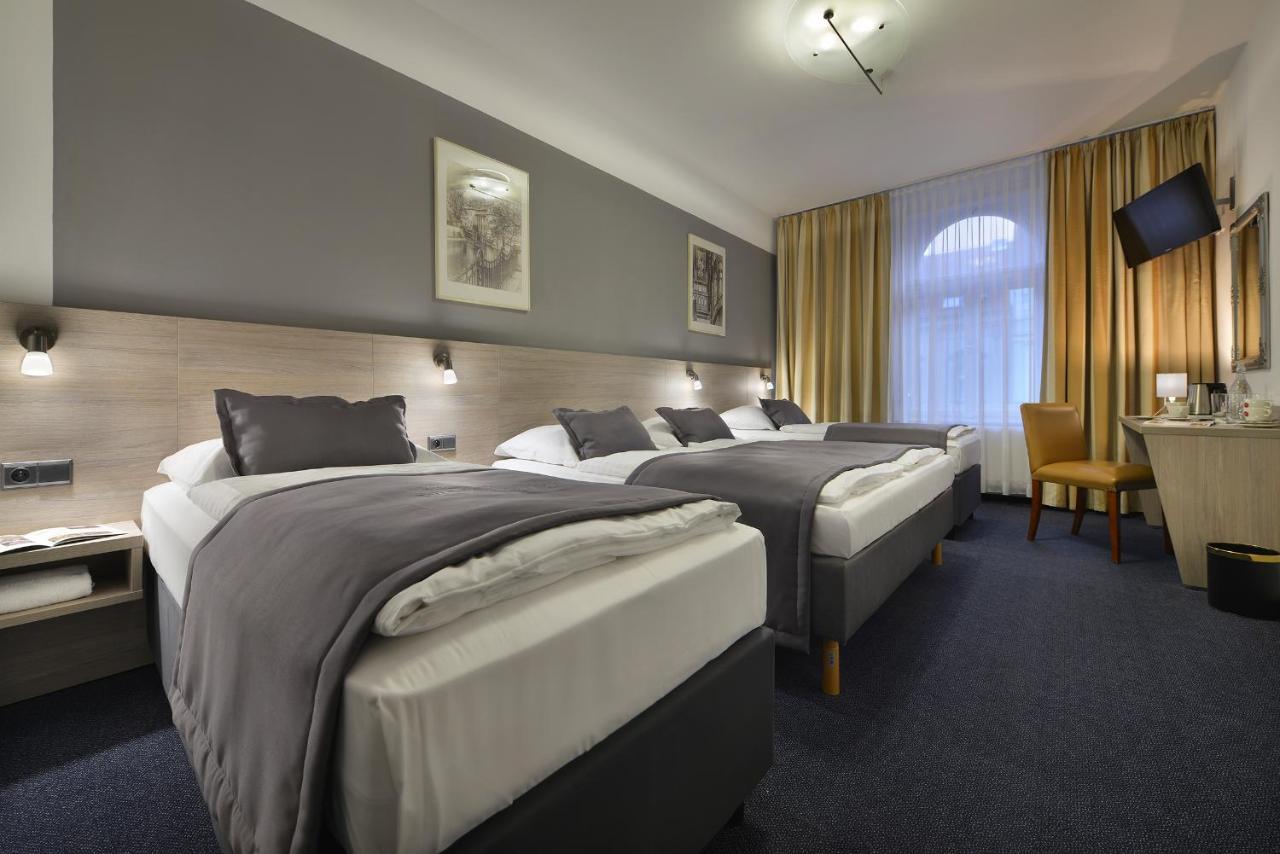Hotel Season