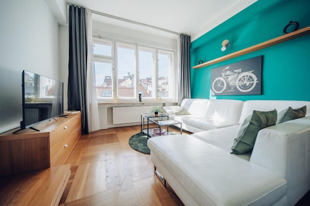 Apartment Downtown 2bd Riverside Near Dancing House *