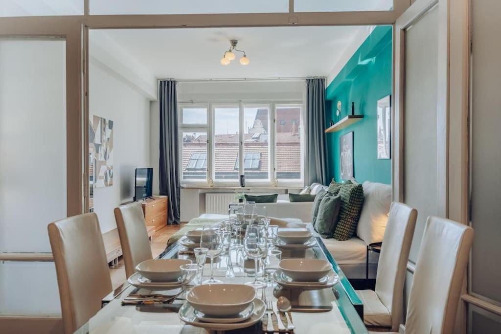 Downtown 2bd Riverside Near Dancing House Apartment *