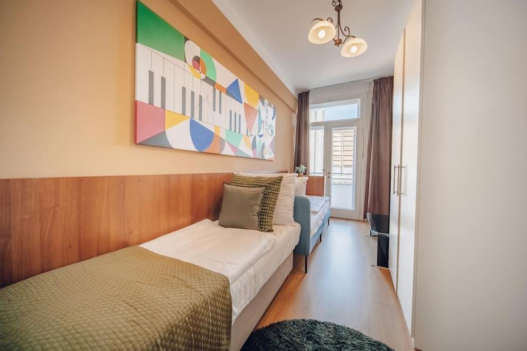Downtown 2bd Riverside Near Dancing House *