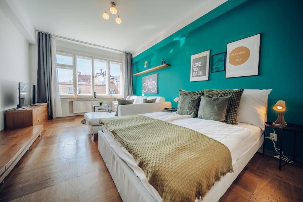 Downtown 2bd Riverside Near Dancing House *
