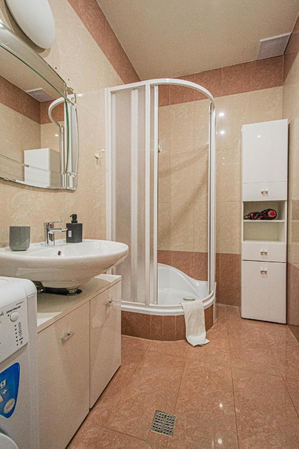 2bdr Flat Behind Museum Lejlighed *