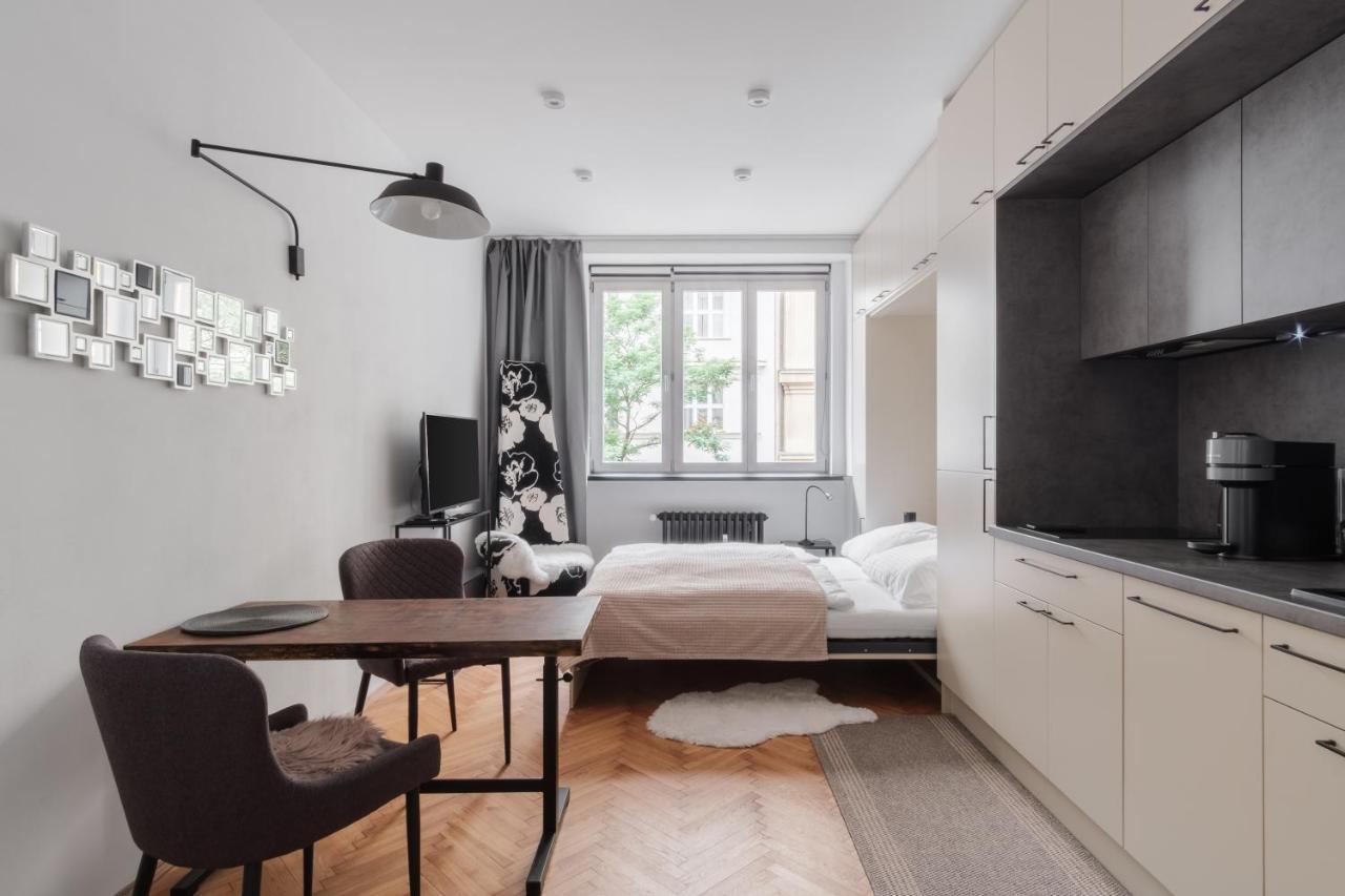 Days - Designer W Fold-up Bed - Trendy Neighborhood Apartment Prag