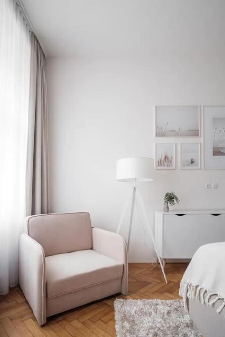 Helen Homestay Palmovka Apartment *