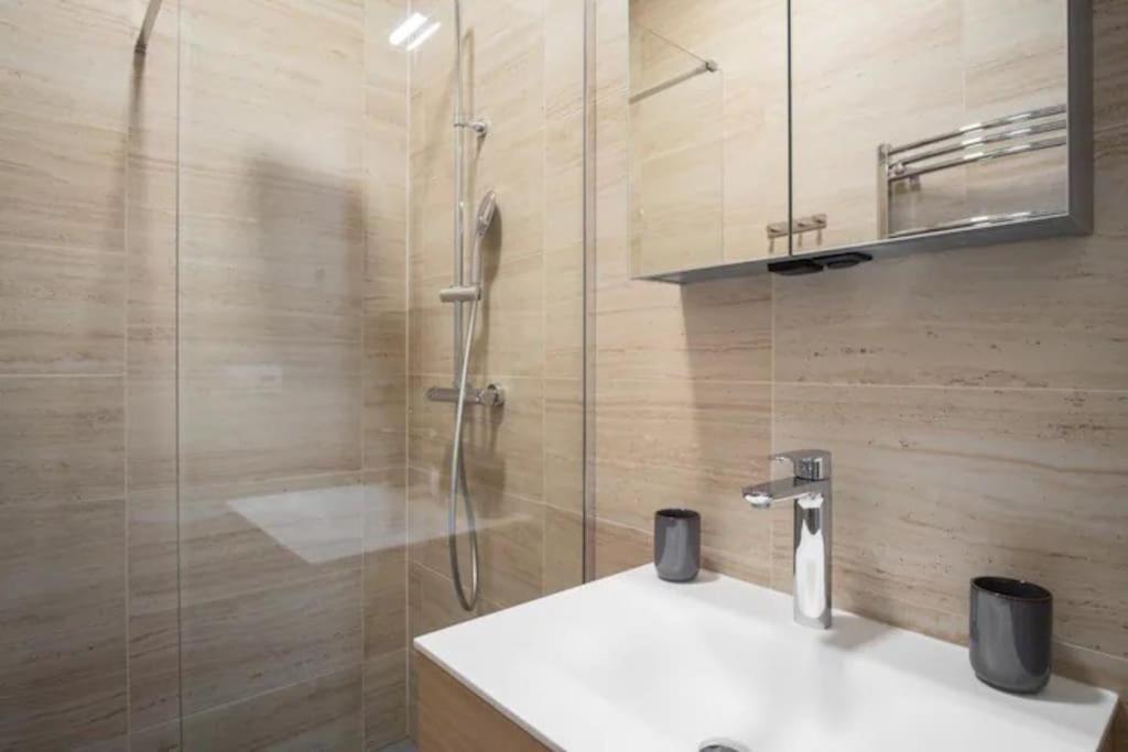 Helen Homestay Palmovka Apartment