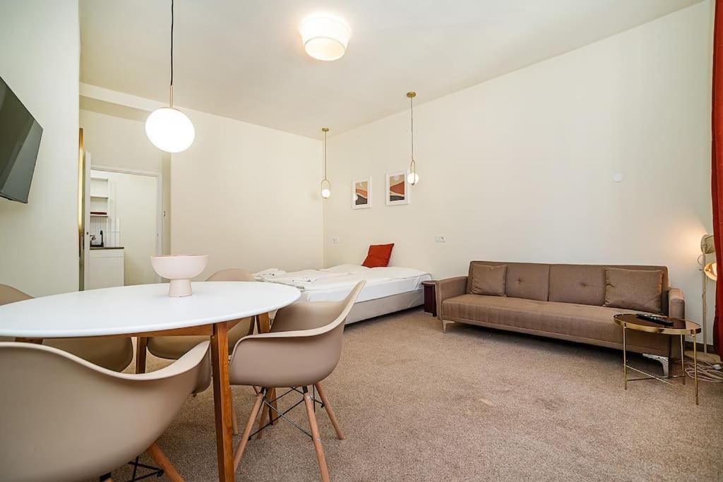 Modern, Bright In A Great Location *